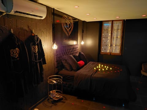 Sweety's Eden Jacuzzi - Jacuzzi privé Sauna Cinéma room Jardin - Terrasse centre-ville Villa in Le Mans