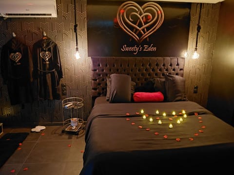 Sweety's Eden Jacuzzi - Jacuzzi privé Sauna Cinéma room Jardin - Terrasse centre-ville Villa in Le Mans