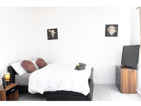 Bed, TV and multimedia, Bedroom