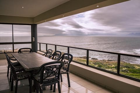 Day, Natural landscape, BBQ facilities, BBQ facilities, View (from property/room), Balcony/Terrace, Seating area, Dining area, Animals, Sea view