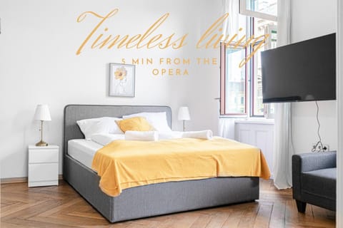 Bed, TV and multimedia, Bedroom, towels