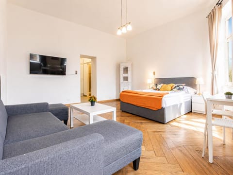 Bed, TV and multimedia, Seating area, Bedroom, towels