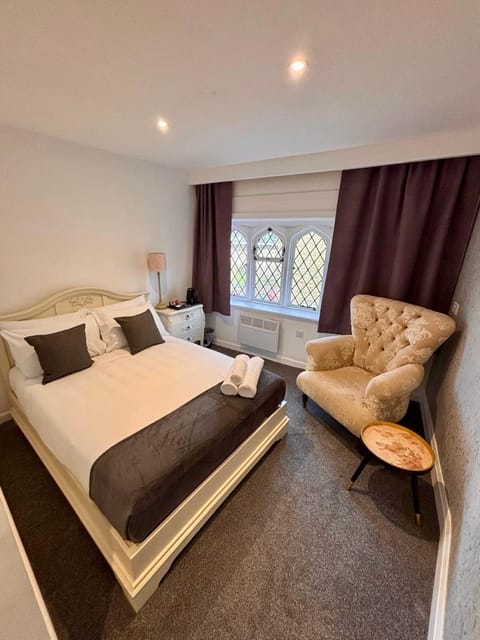 Bed, Coffee/tea facilities, Decorative detail, Decorative detail, Seating area, Bedroom, furniture, heating, heating