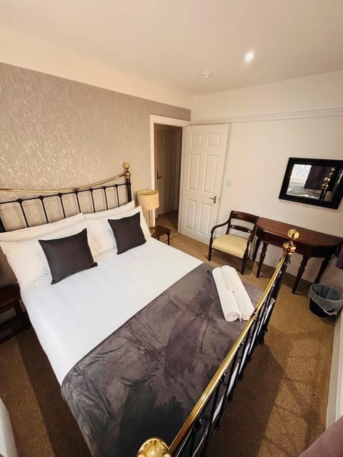 Bed, Coffee/tea facilities, Decorative detail, Decorative detail, Seating area, Bedroom, furniture, heating, heating