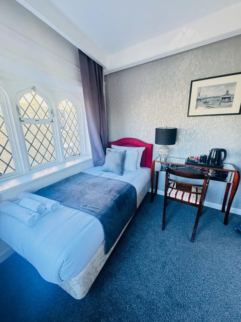 Bed, Photo of the whole room, Decorative detail, Decorative detail, Seating area, Bedroom, heating, heating