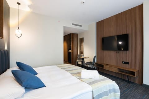 Bed, TV and multimedia, Bedroom