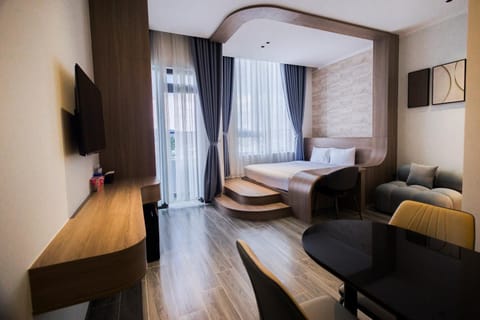 Bed, TV and multimedia, Living room, Photo of the whole room, Seating area, Evening entertainment, Bedroom