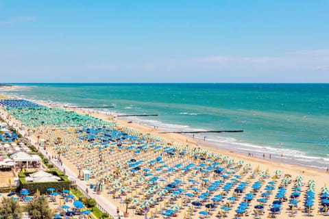 Relaxing Sea View and Pool Apartment in Lido di Jesolo