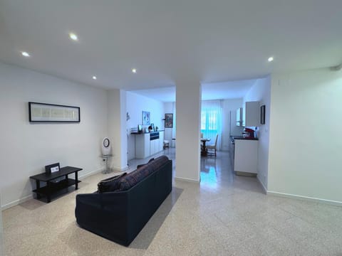 TV and multimedia, Living room, Photo of the whole room, Seating area