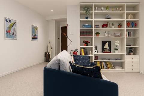 Communal lounge/ TV room, Library, Living room, Seating area