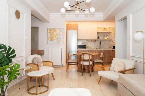 Kitchen or kitchenette, Living room, Seating area, Dining area