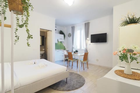 Bed, TV and multimedia, Living room, Photo of the whole room