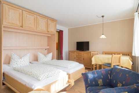 Bed, TV and multimedia, Bedroom