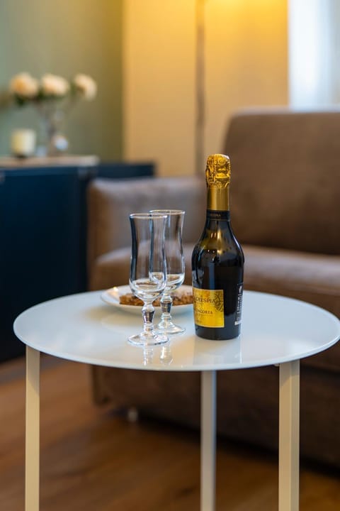Living room, Food and drinks, Seating area