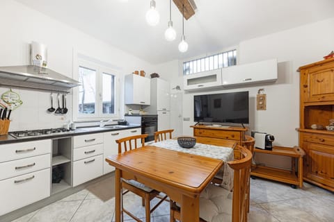 TV and multimedia, Coffee/tea facilities, Kitchen or kitchenette, Dining area, oven