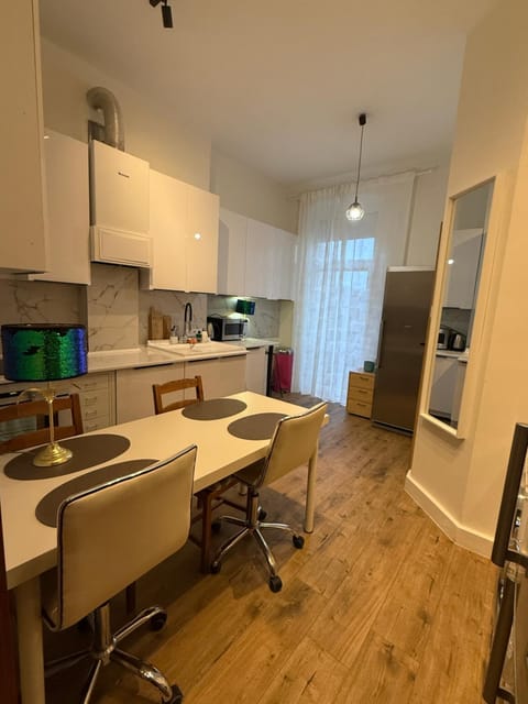 Kitchen or kitchenette, Dining area, oven, stove, toaster