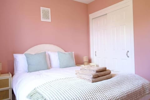 Haydon Stays Swindon 5bed Sleeps 9 House in Swindon