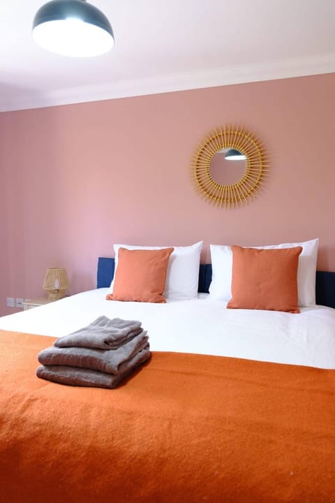 Haydon Stays Swindon 5bed Sleeps 9 House in Swindon