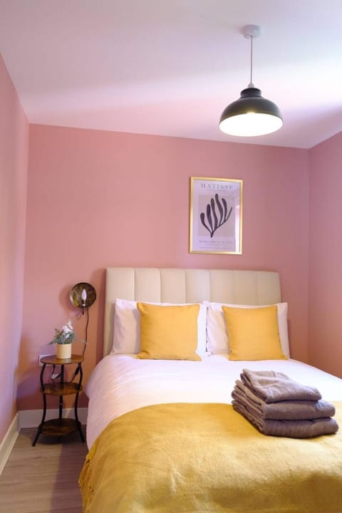 Haydon Stays Swindon 5bed Sleeps 9 House in Swindon