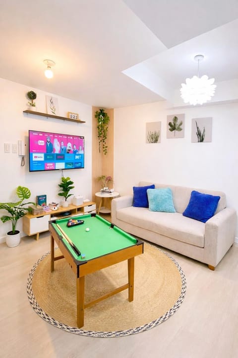 Billiard, TV and multimedia, Living room, Seating area