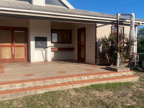 Property building, Facade/entrance, BBQ facilities, Balcony/Terrace