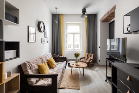 TV and multimedia, Living room, Seating area, Evening entertainment