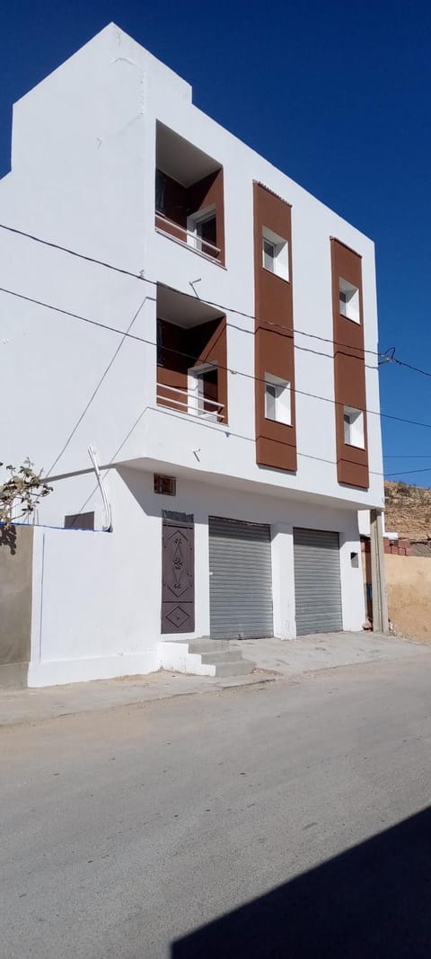 Property building, Day, Balcony/Terrace