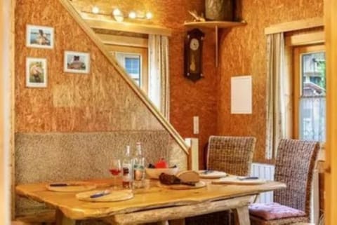 Living room, Food and drinks, Seating area, Dining area, Food