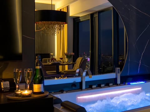 Hot Tub, Seating area