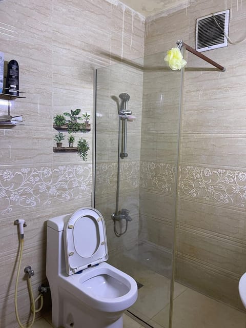 Sea view beside bus station & beach & market Hostel in Al Sharjah