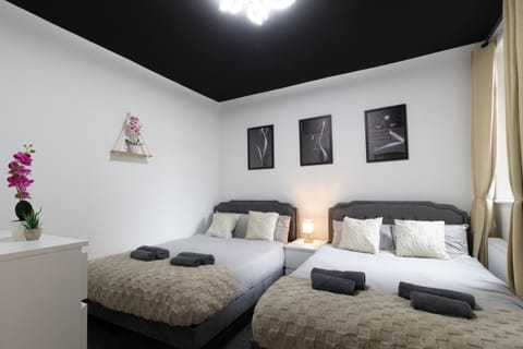 Open Mind Property - HotTub,7 Beds & Free Parking Apartment in Portsmouth