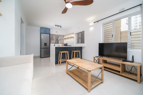Communal lounge/ TV room, TV and multimedia, Kitchen or kitchenette, Living room, Seating area, Dining area, minibar, oven, air conditioner