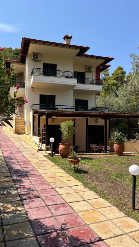 Property building, Spring, Day, Garden, View (from property/room), Balcony/Terrace, Garden view