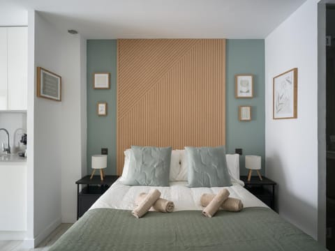 Bed, Bedroom, towels