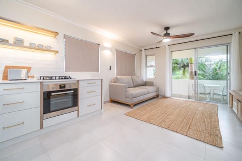 Kitchen or kitchenette, Living room, Photo of the whole room, Seating area, Dining area, Bedroom, fireplace, minibar, pet friendly, stove