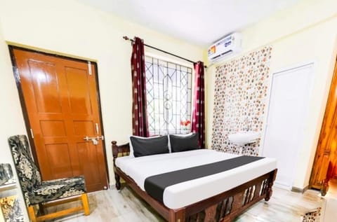 Bed, TV and multimedia, Living room, Photo of the whole room, Seating area, Bedroom, wardrobe, air conditioner