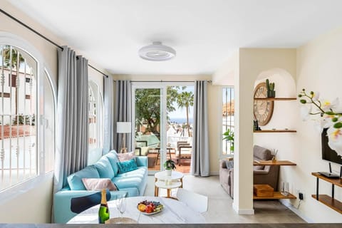View (from property/room), Balcony/Terrace, Living room, Seating area, Dining area