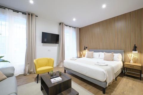 Communal lounge/ TV room, Bed, TV and multimedia, Living room, Photo of the whole room, Seating area, Bedroom