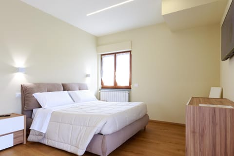 Bed, TV and multimedia, Photo of the whole room, Bedroom, internet