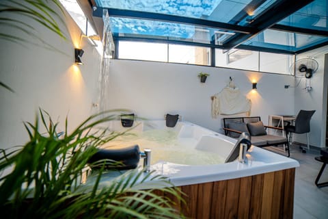 Hot Tub, Hot Tub, Seating area