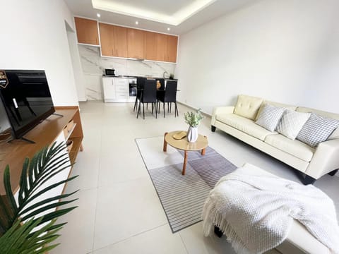 Communal lounge/ TV room, TV and multimedia, Kitchen or kitchenette, Living room, Dining area, oven, stove