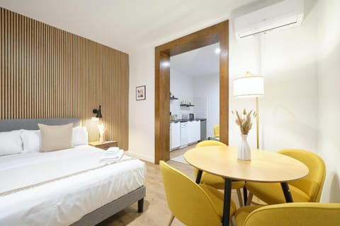 Bed, Living room, Photo of the whole room, Seating area, Dining area, Bedroom
