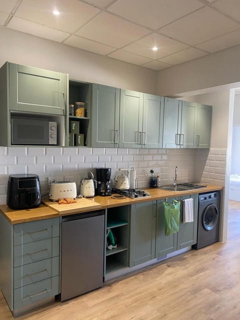 Coffee/tea facilities, Kitchen or kitchenette, stove