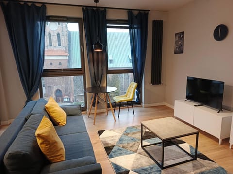 TV and multimedia, Living room, Seating area, Evening entertainment