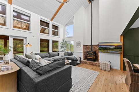 Stunning Luxury EVL Retreat - A True Private Oasis Chalet in Cattaraugus