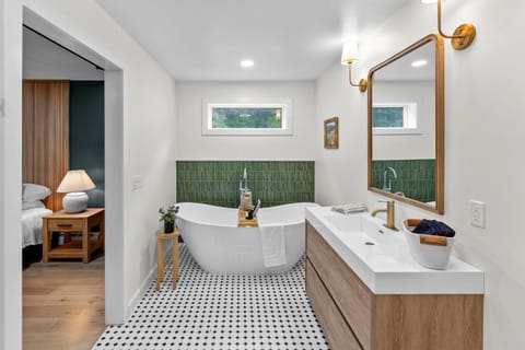 Stunning Luxury EVL Retreat - A True Private Oasis Chalet in Cattaraugus