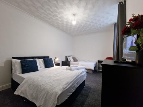 Bed, Photo of the whole room, Bedroom, towels