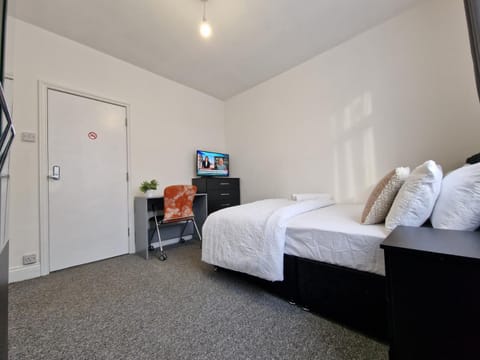 Bed, TV and multimedia, Photo of the whole room, Bedroom, wardrobe