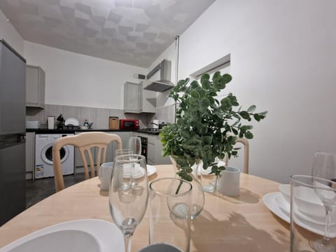 Kitchen or kitchenette, Dining area, stove