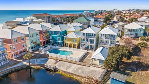 Property building, Day, Neighbourhood, Natural landscape, Bird's eye view, City view, Lake view, Pool view, Sea view, Street view, Swimming pool